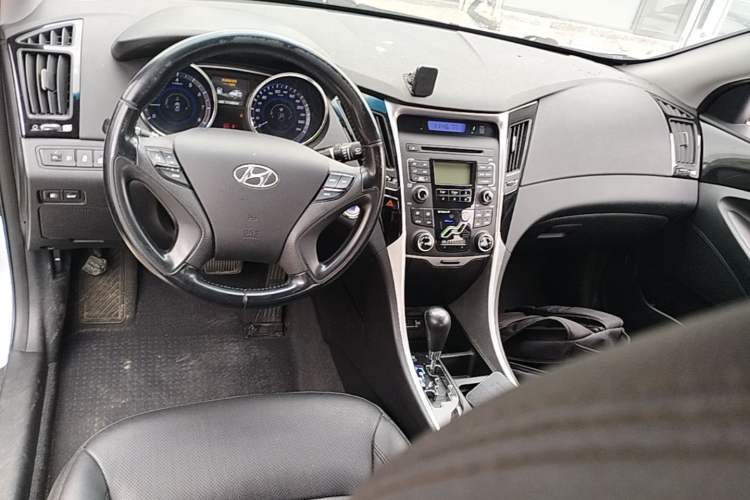 Used Hyundai Sonata 2015 Classic 2.0L Automatic Luxury Edition Center Console