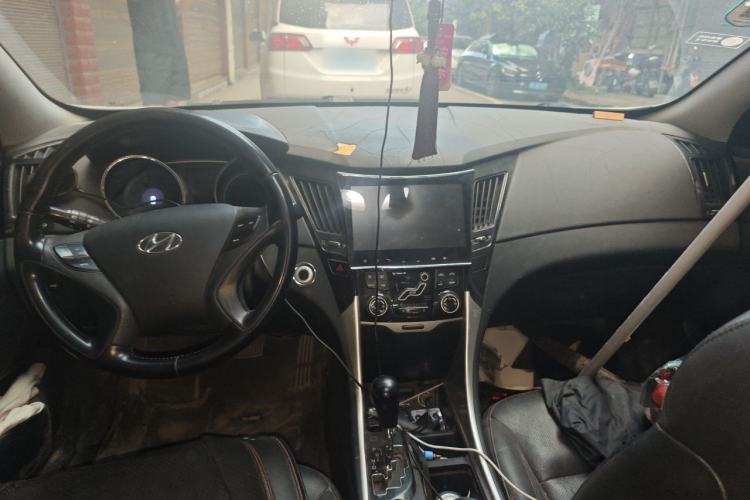 Used Hyundai Sonata 2015 Classic 2.0L Automatic Luxury Edition Center Console