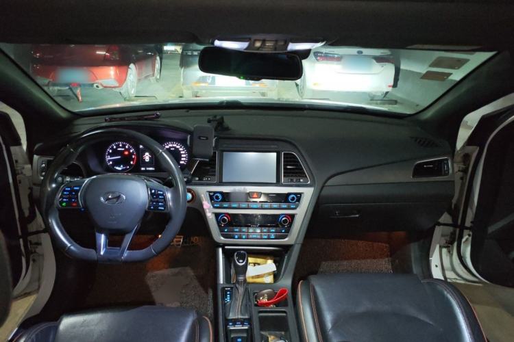 Used Hyundai Sonata 2015 1.6T DLX Prestige Model Center Console
