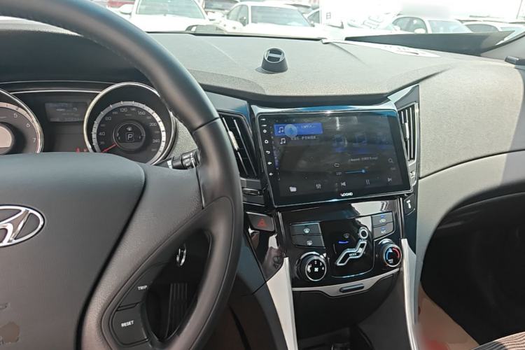 Used Hyundai Sonata 2015 Classic 2.0L Automatic Leading Edition Center Console
