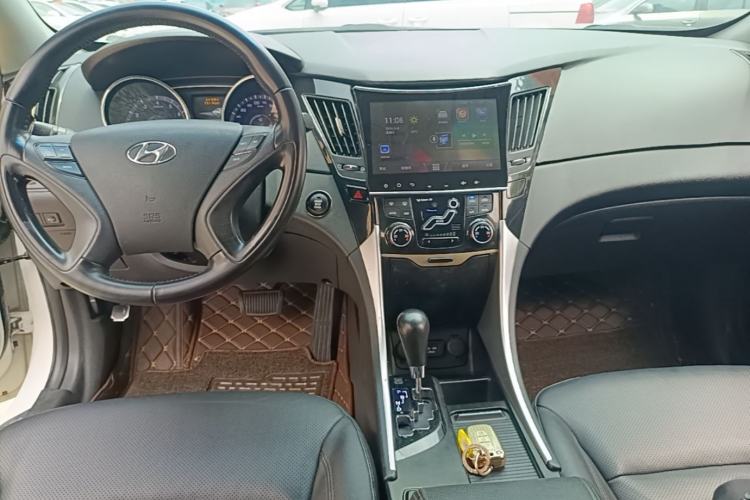 Used Hyundai Sonata 2015 Classic 2.0L Automatic Luxury Edition Center Console