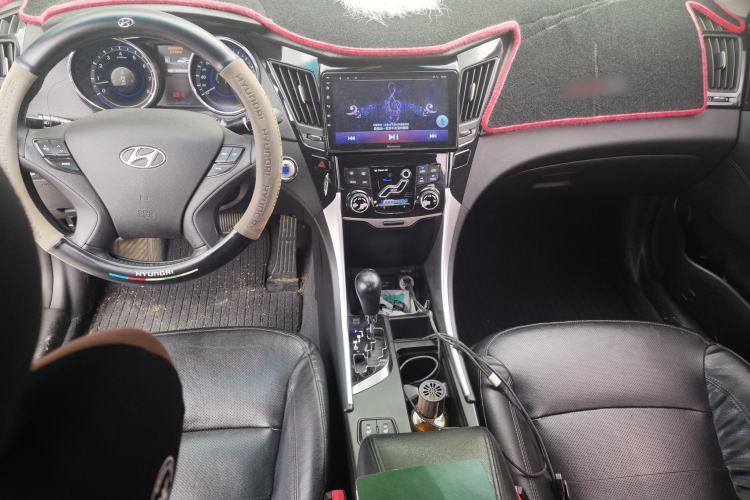 Used Hyundai Sonata 2015 Classic 2.0L Automatic Luxury Edition Center Console