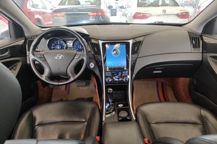 Used Hyundai Sonata 2015 Classic 2.0L Automatic Luxury Edition Center Console