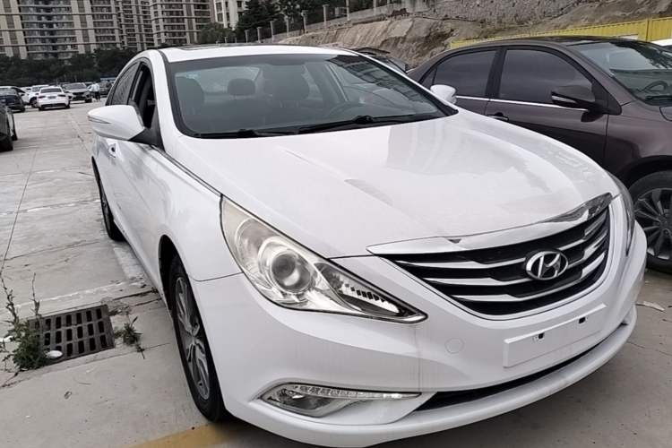 Used Hyundai Sonata 2015 Classic 2.0L Automatic Luxury Edition Front Right 45 Deg