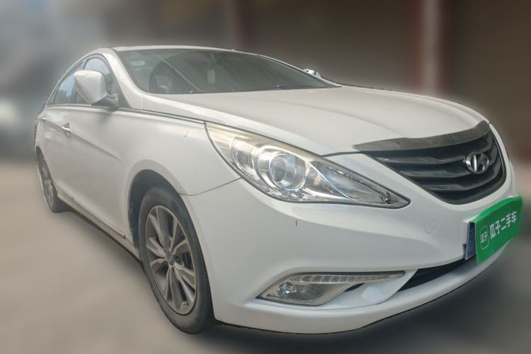 Used Hyundai Sonata 2015 Classic 2.0L Automatic Luxury Edition Front Right 45 Deg