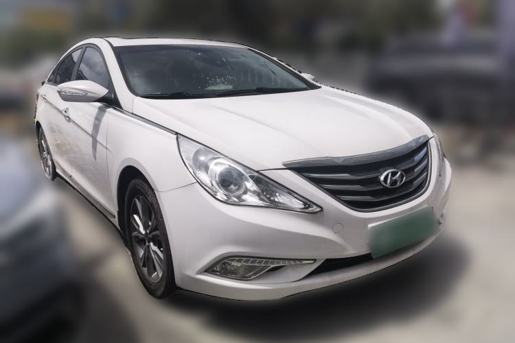 Used Hyundai Sonata 2015 Classic 2.0L Automatic Luxury Edition Front Right 45 Deg