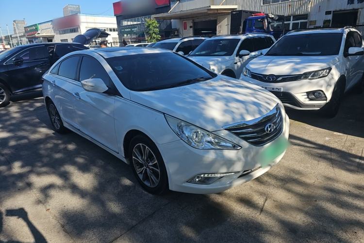 Used Hyundai Sonata 2015 Classic 2.0L Automatic Luxury Edition Front Right 45 Deg