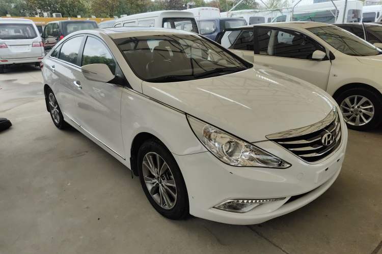 Used Hyundai Sonata 2015 Classic 2.0L Automatic Luxury Edition Front Right 45 Deg