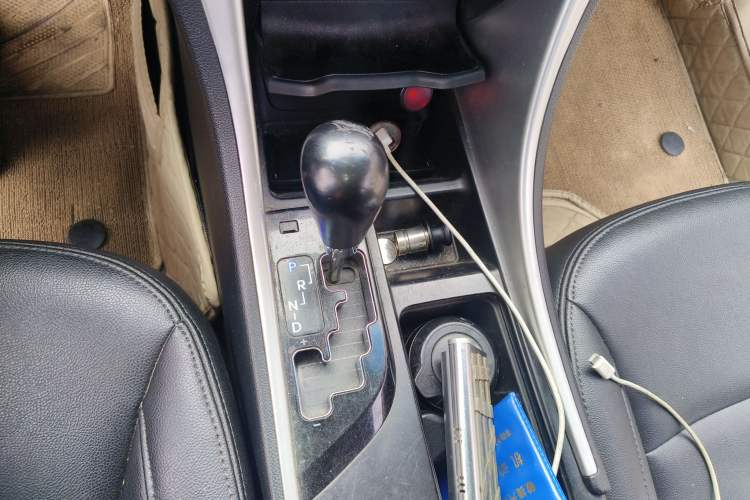 Used Hyundai Sonata 2015 Classic 2.0L Automatic Luxury Edition Gear Lever