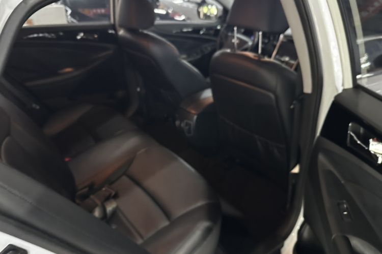 Used Hyundai Sonata 2015 Classic 2.0L Automatic Luxury Edition Interior 10