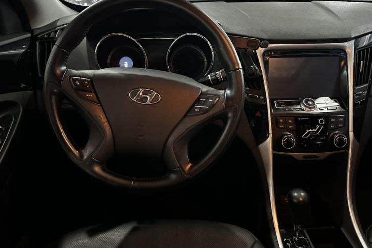 Used Hyundai Sonata 2015 Classic 2.0L Automatic Luxury Edition Interior 2
