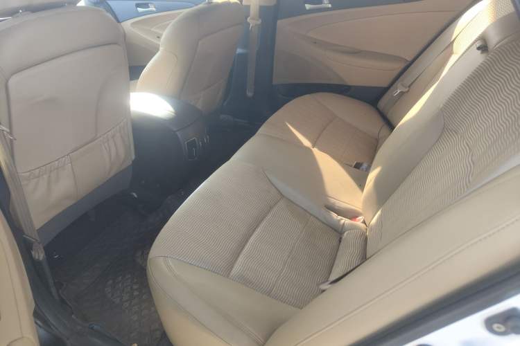 Used Hyundai Sonata 2015 Classic 2.0L Automatic Leading Edition Interior 3