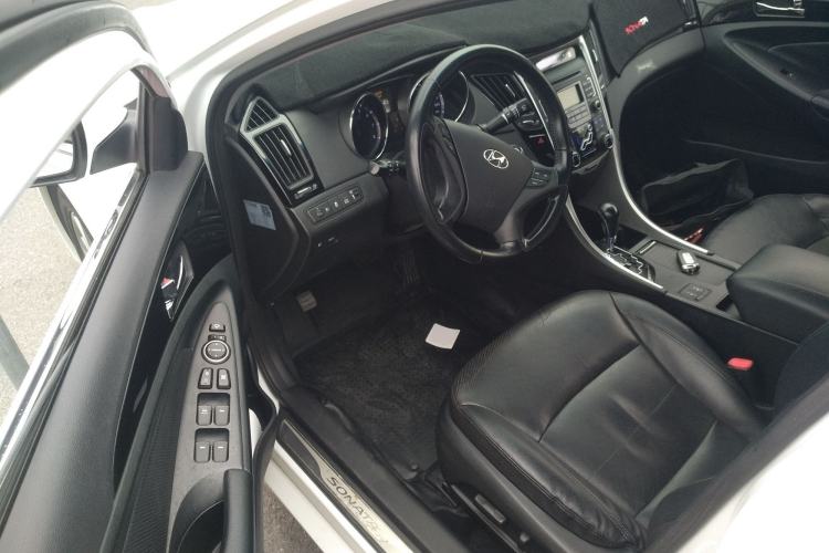 Used Hyundai Sonata 2015 Classic 2.0L Automatic Luxury Edition Interior 3