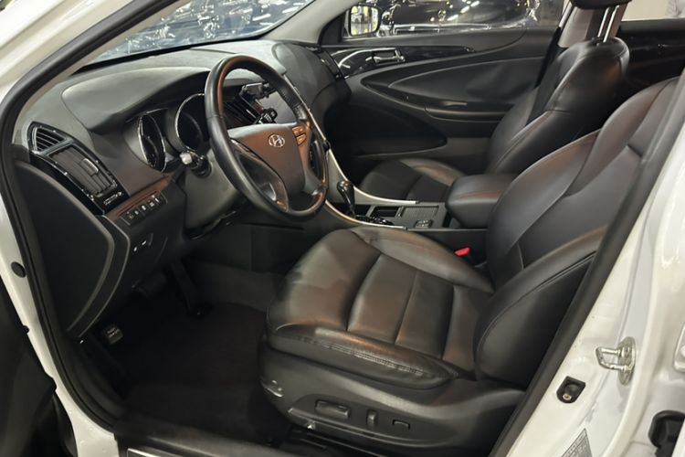 Used Hyundai Sonata 2015 Classic 2.0L Automatic Luxury Edition Interior 4