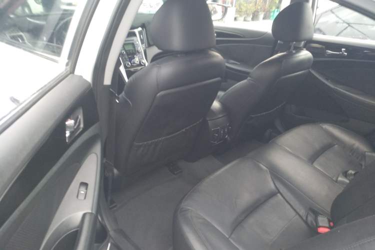 Used Hyundai Sonata 2015 Classic 2.0L Automatic Luxury Edition Interior 4