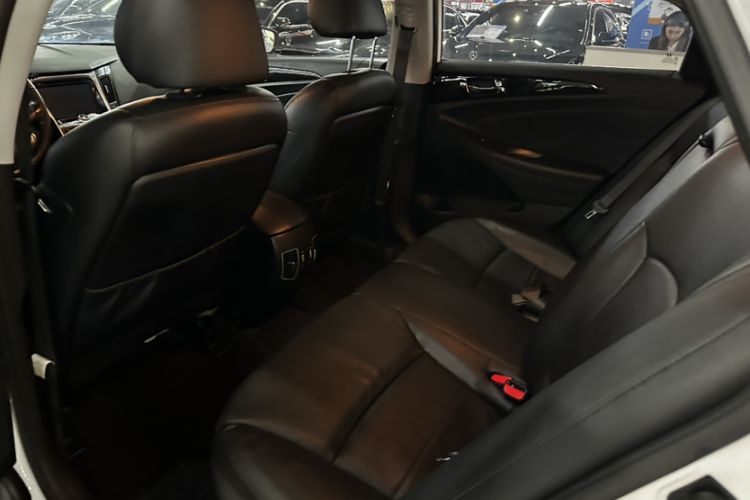 Used Hyundai Sonata 2015 Classic 2.0L Automatic Luxury Edition Interior 5
