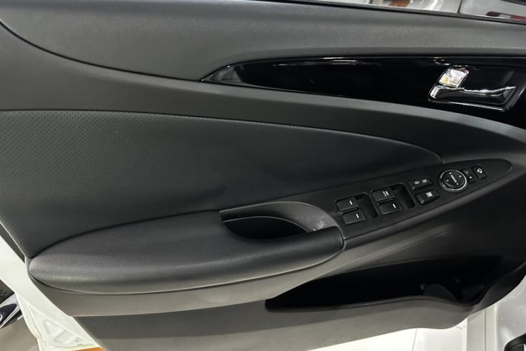 Used Hyundai Sonata 2015 Classic 2.0L Automatic Luxury Edition Interior 8