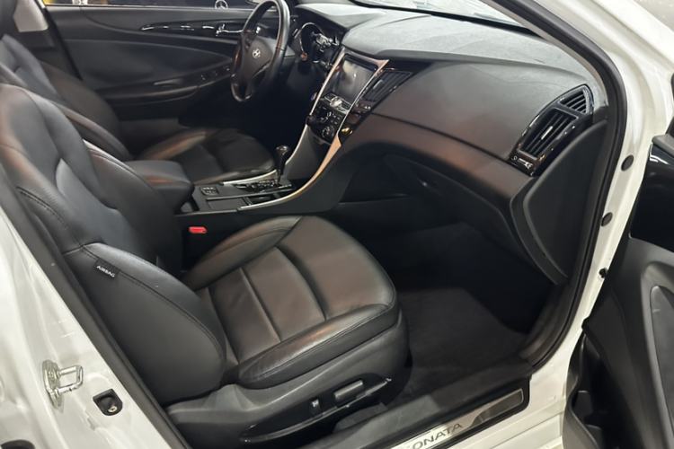Used Hyundai Sonata 2015 Classic 2.0L Automatic Luxury Edition Interior 9