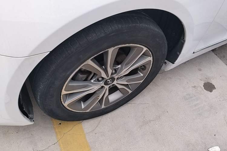 Used Hyundai Sonata 2015 Classic 2.0L Automatic Luxury Edition Left Front Wheel Hub