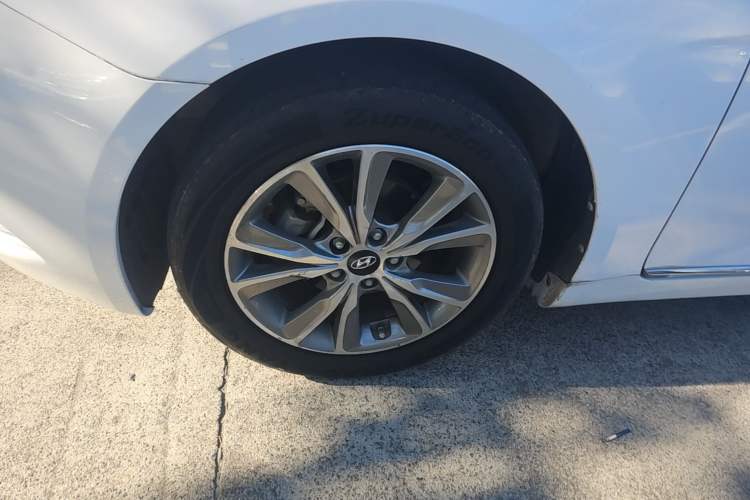 Used Hyundai Sonata 2015 Classic 2.0L Automatic Luxury Edition Left Front Wheel Hub