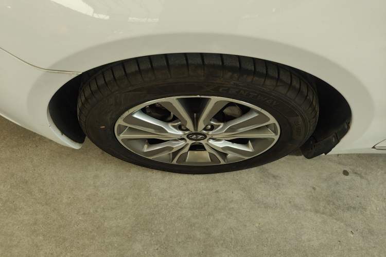 Used Hyundai Sonata 2015 Classic 2.0L Automatic Luxury Edition Left Front Wheel Hub