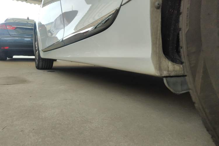 Used Hyundai Sonata 2015 Classic 2.0L Automatic Luxury Edition Left Side Sill