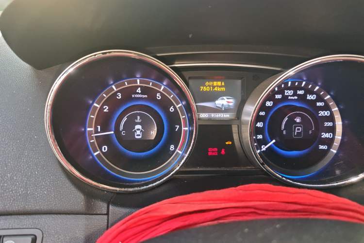 Used Hyundai Sonata 2015 Classic 2.0L Automatic Luxury Edition Odometer Close Up