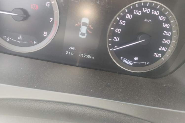 Used Hyundai Sonata 2015 1.6T DLX Prestige Model Odometer Close Up