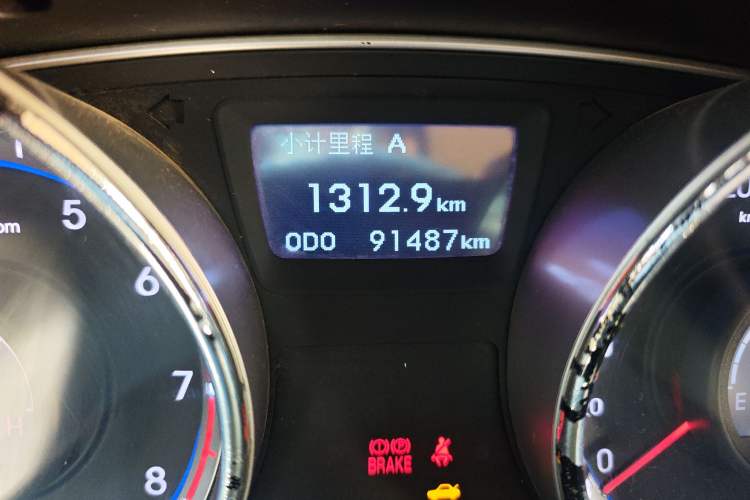 Used Hyundai Sonata 2015 Classic 2.0L Automatic Leading Edition Odometer Close Up