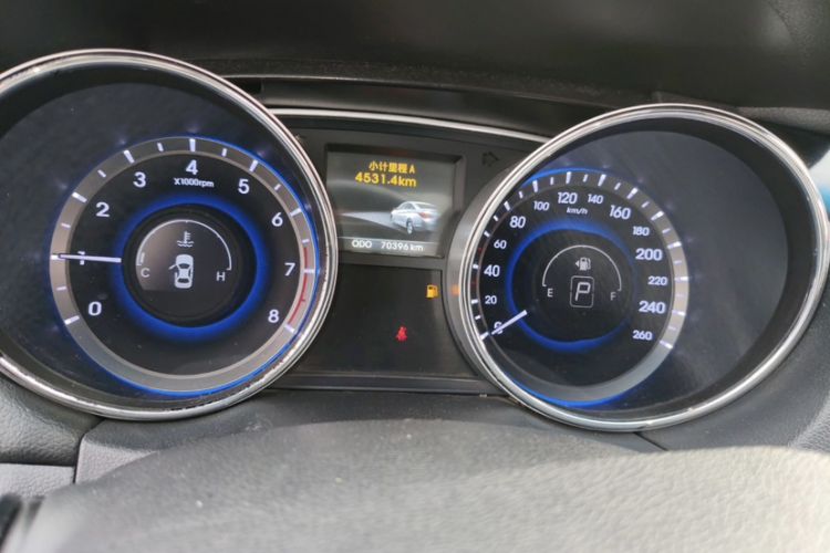 Used Hyundai Sonata 2015 Classic 2.0L Automatic Luxury Edition Odometer Close Up