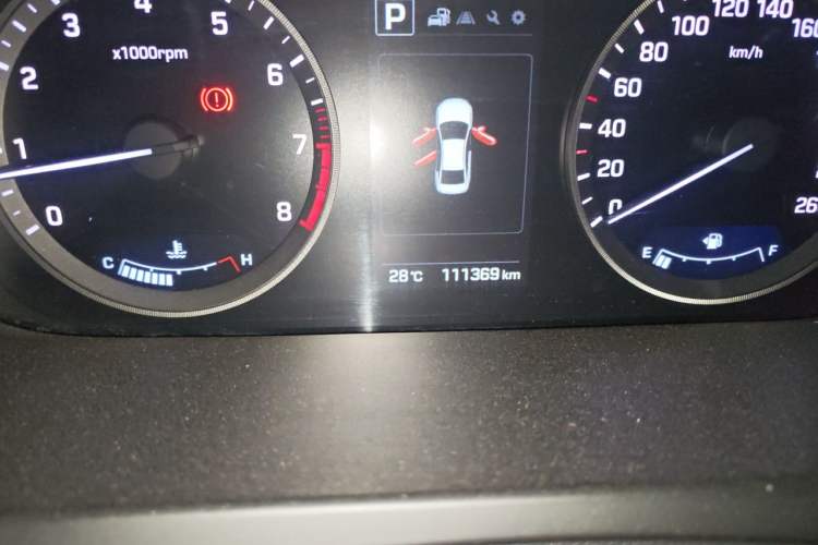 Used Hyundai Sonata 2015 1.6T DLX Prestige Model Odometer Close Up