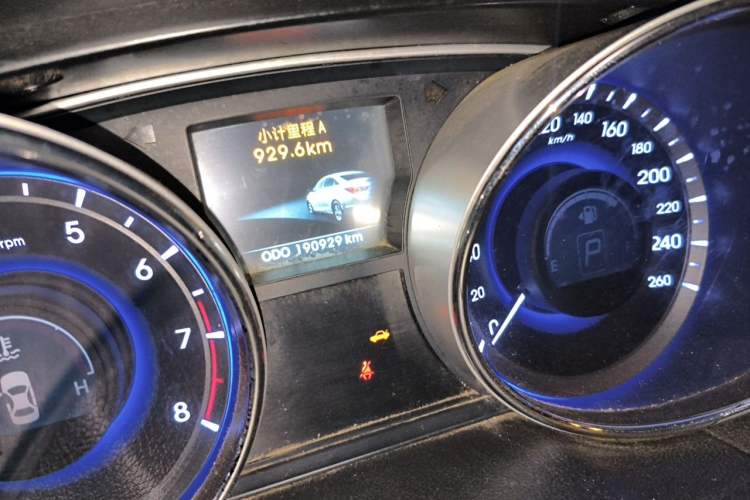 Used Hyundai Sonata 2015 Classic 2.0L Automatic Luxury Edition Odometer Close Up