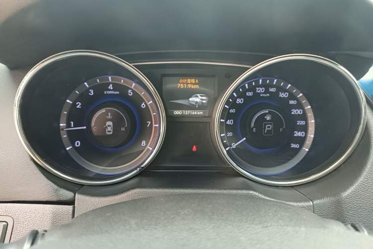 Used Hyundai Sonata 2015 Classic 2.0L Automatic Luxury Edition Odometer Close Up