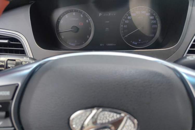 Used Hyundai Sonata 2015 1.6T DLX Prestige Model Odometer Close Up
