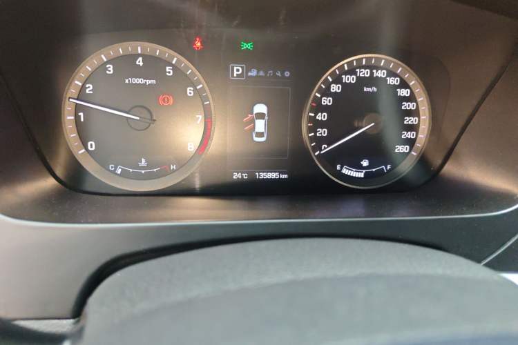 Used Hyundai Sonata 2015 1.6T DLX Prestige Model Odometer Close Up