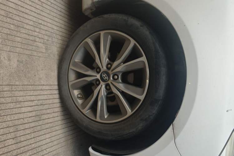 Used Hyundai Sonata 2015 Classic 2.0L Automatic Luxury Edition Right Front Wheel Hub