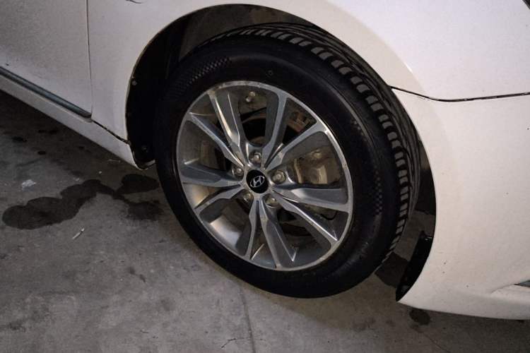 Used Hyundai Sonata 2015 Classic 2.0L Automatic Luxury Edition Right Front Wheel Hub