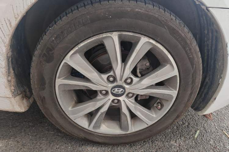 Used Hyundai Sonata 2015 Classic 2.0L Automatic Luxury Edition Right Front Wheel Hub