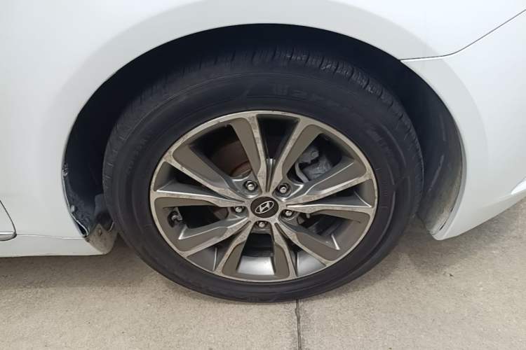 Used Hyundai Sonata 2015 Classic 2.0L Automatic Luxury Edition Right Front Wheel Hub