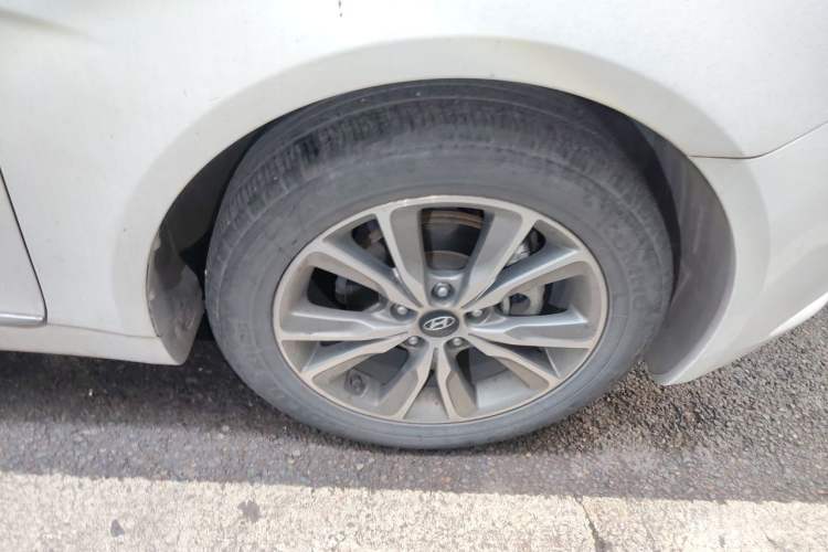 Used Hyundai Sonata 2015 Classic 2.0L Automatic Luxury Edition Right Front Wheel Hub