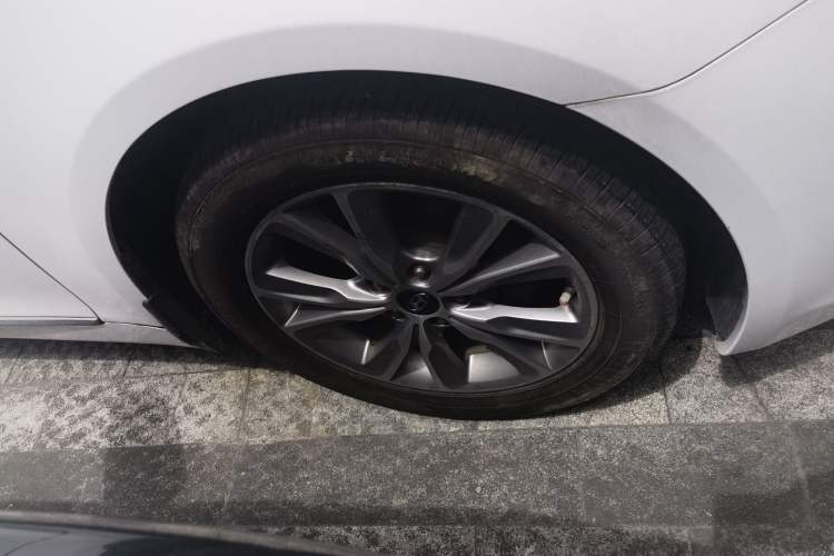 Used Hyundai Sonata 2015 Classic 2.0L Automatic Luxury Edition Right Front Wheel Hub