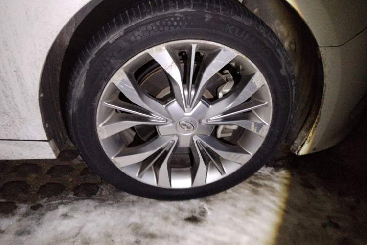 Used Hyundai Sonata 2015 2.4L LUX Ultimate Trim Right Front Wheel Hub