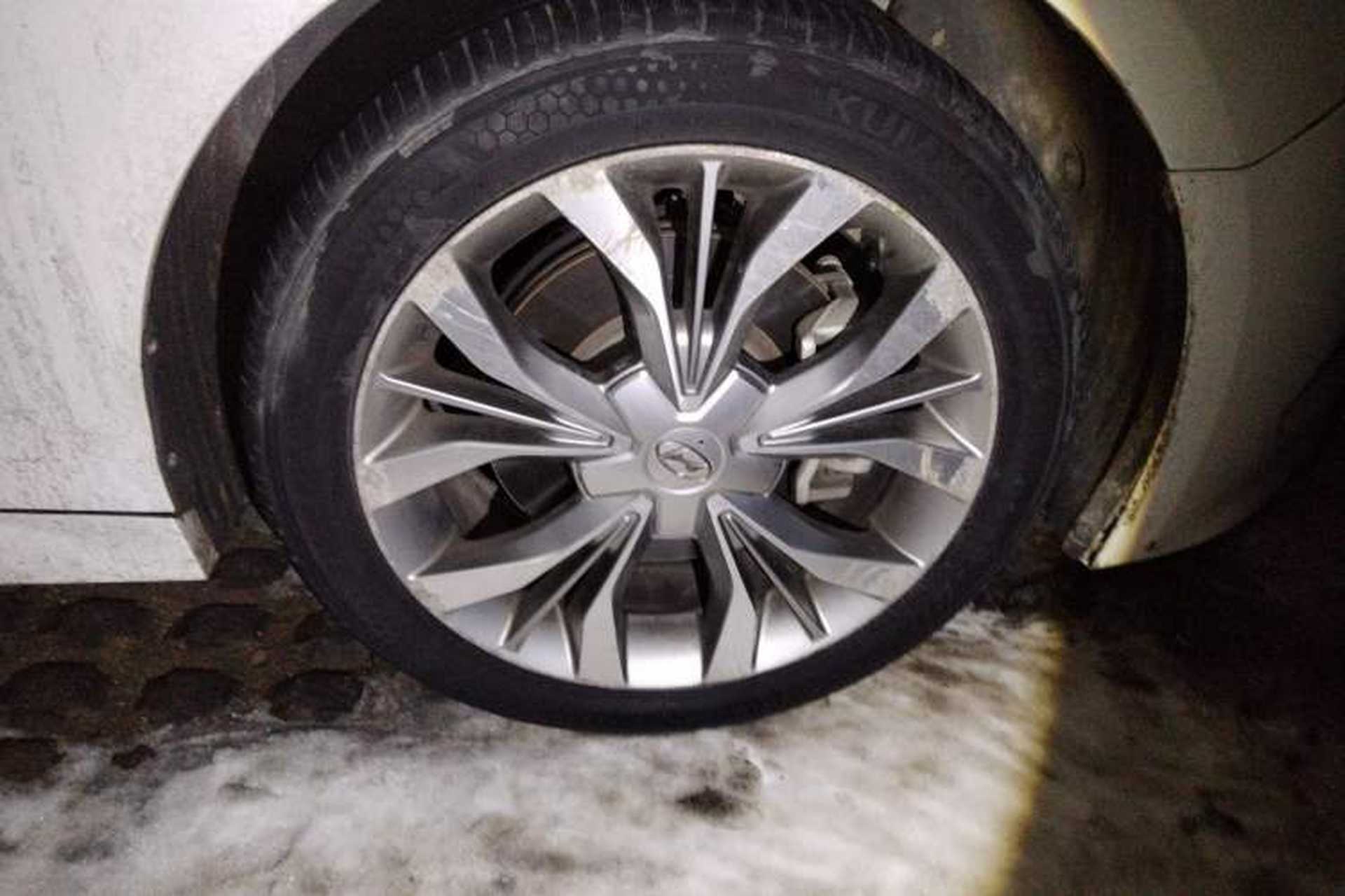 Used Hyundai Sonata 2015 2.4L LUX Ultimate Trim Right Front Wheel Hub