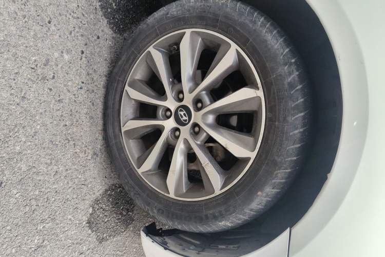 Used Hyundai Sonata 2015 Classic 2.0L Automatic Luxury Edition Right Front Wheel Hub