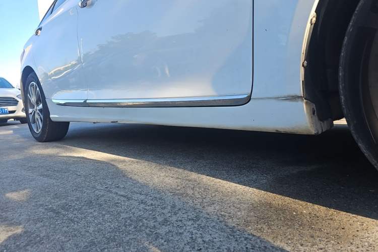 Used Hyundai Sonata 2015 Classic 2.0L Automatic Luxury Edition Right Side Sill