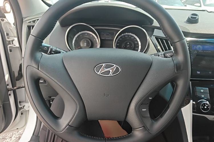 Used Hyundai Sonata 2015 Classic 2.0L Automatic Leading Edition Steering Wheel