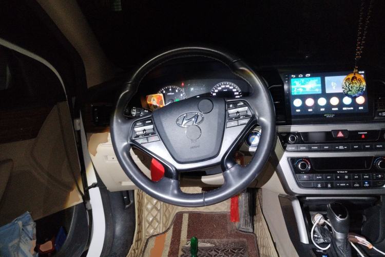 Used Hyundai Sonata 2015 2.4L LUX Ultimate Trim Steering Wheel