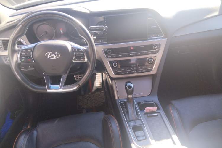 Used Hyundai Sonata 2015 1.6T GLX Advanced Model Center Console