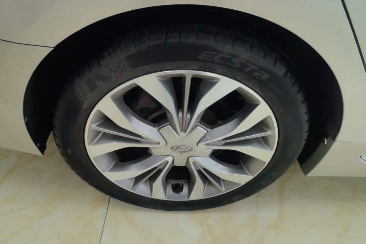 Used Hyundai Sonata 2015 1.6T DLX Prestige Model Right Rear Wheel Hub