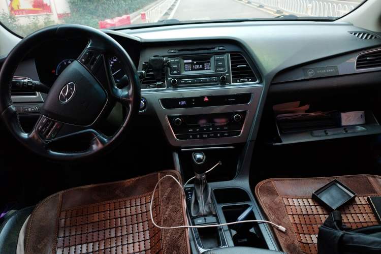 Used Hyundai Sonata 2016 2.0L Hybrid HE Smart Version Center Console